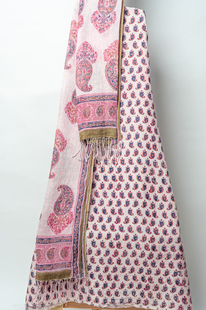 Delicate Elegance: Paisley Printed Suit with Traditional Grace for Festive Occasions