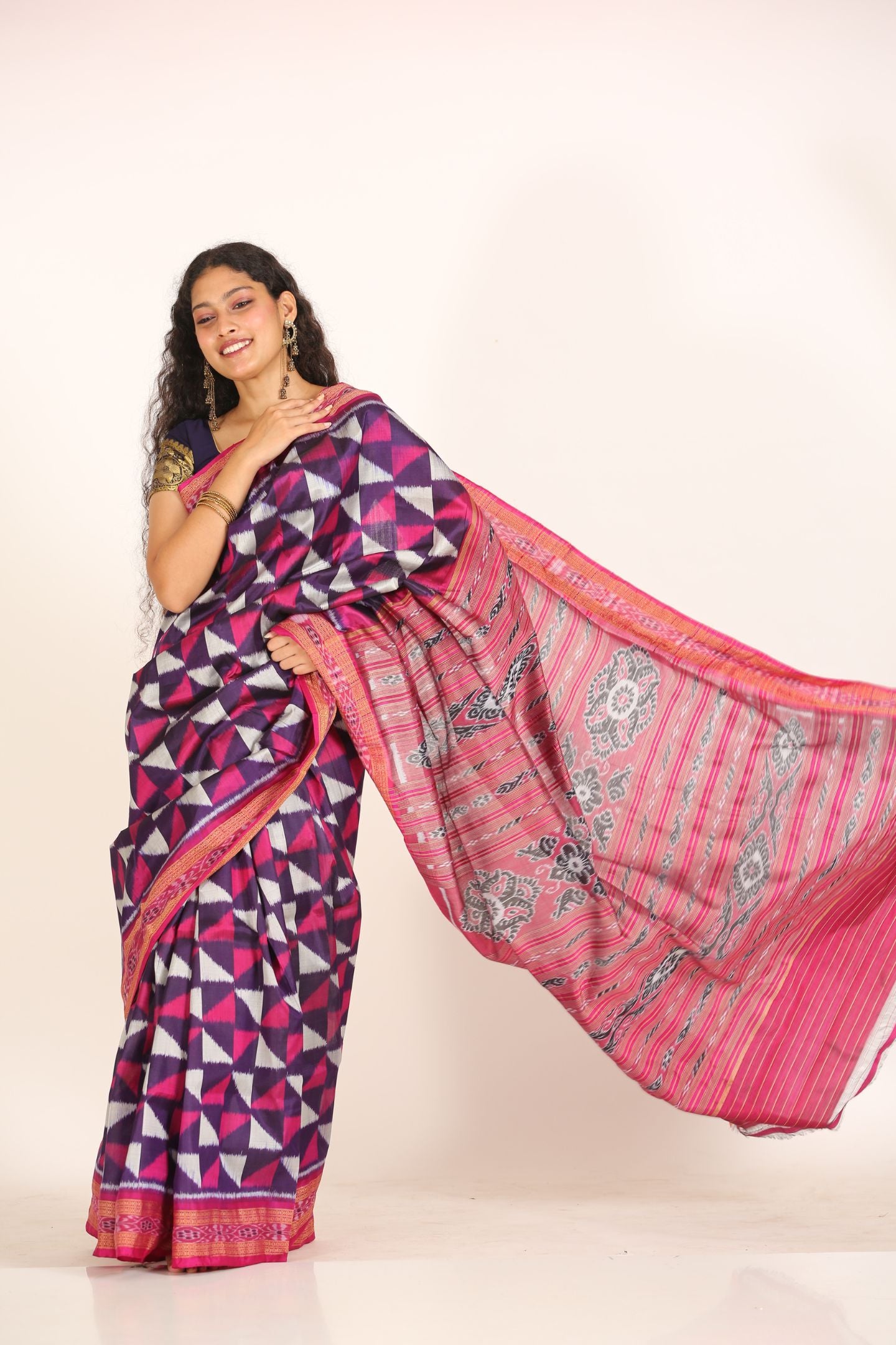 Geometric White and Pink Pattern Handloom Ikat Silk Saree