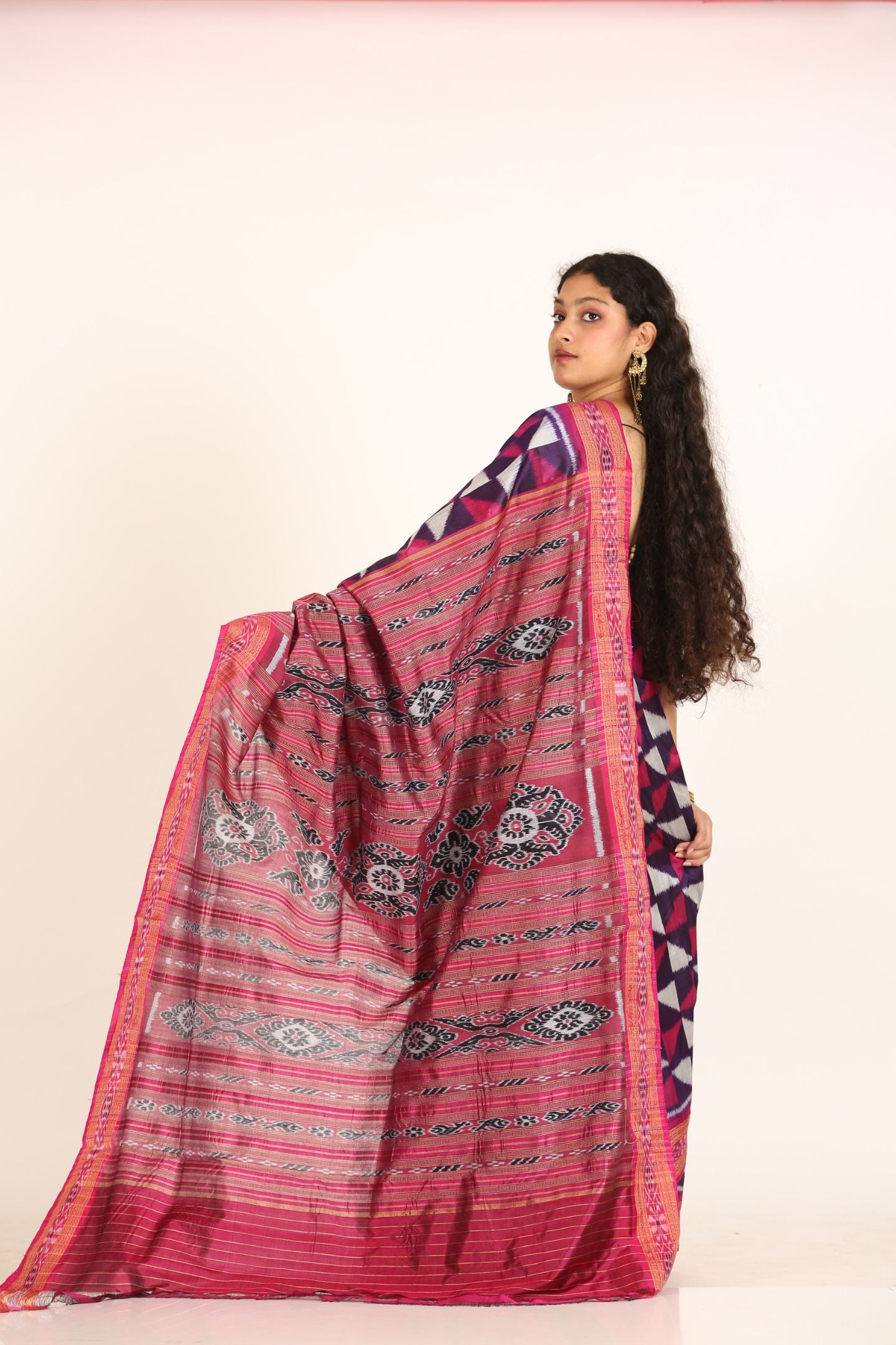 Geometric White and Pink Pattern Handloom Ikat Silk Saree