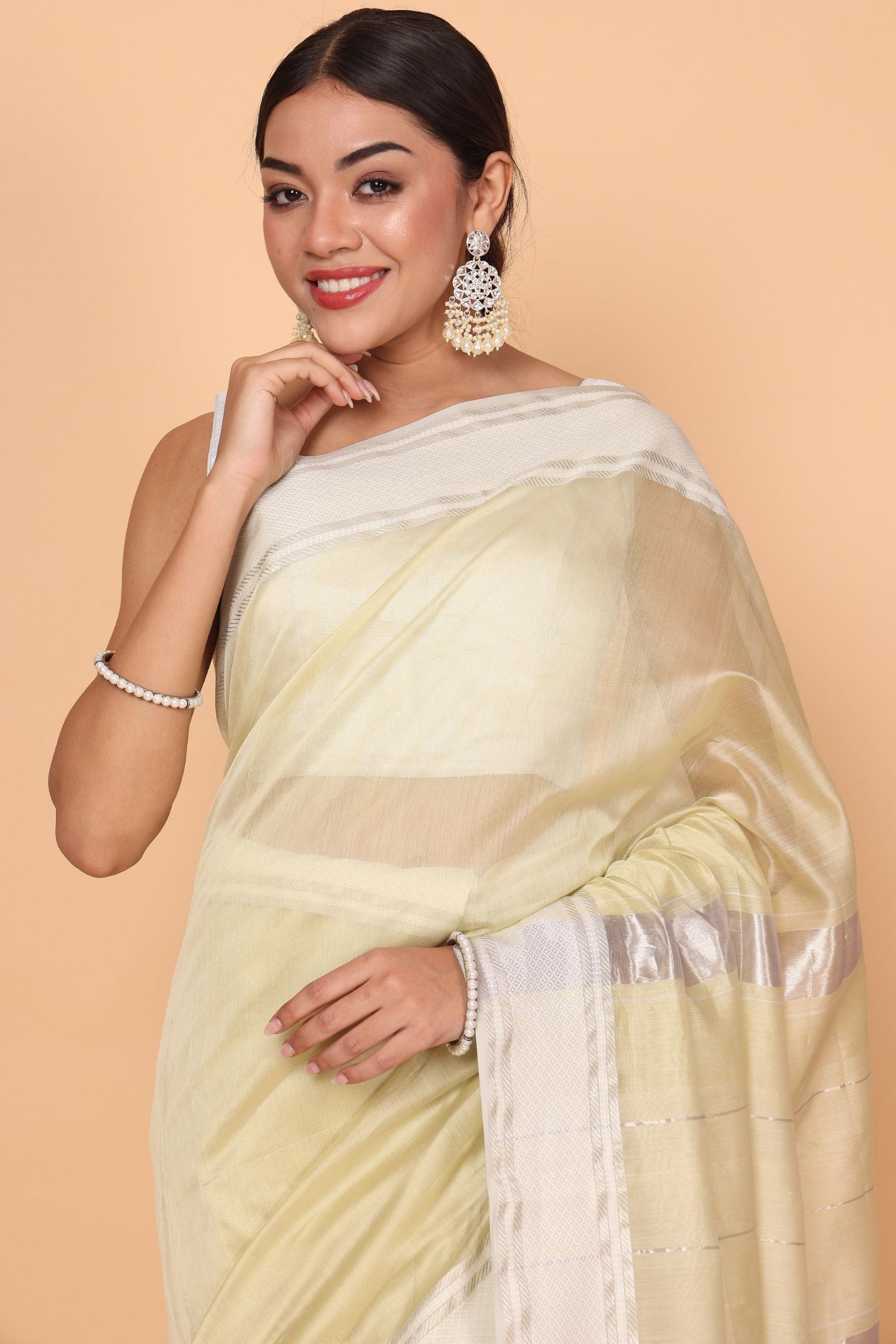 Plain Cotton and Silk Maheshwari Handloom Saree with Flower Motif Border