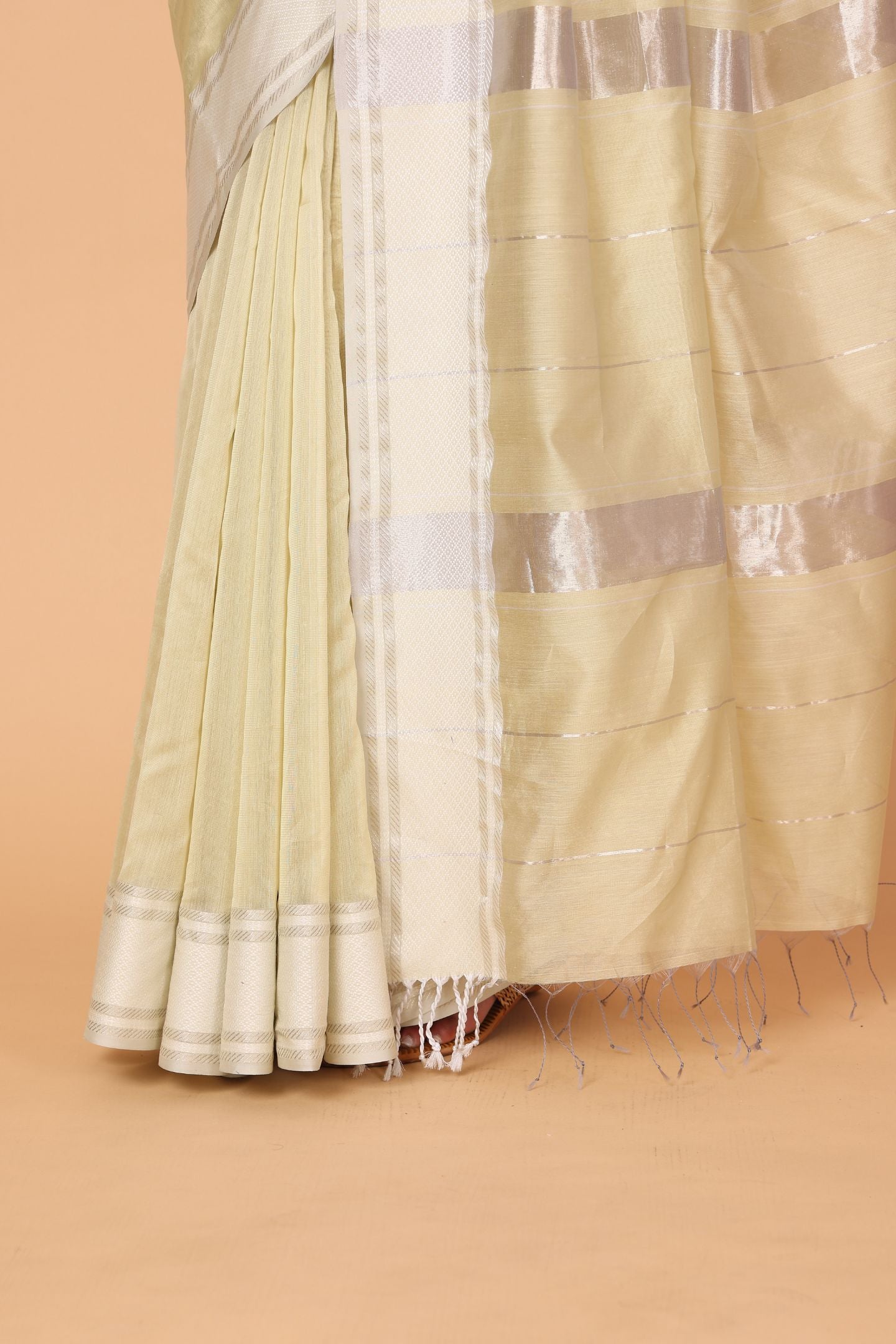 Plain Cotton and Silk Maheshwari Handloom Saree with Flower Motif Border