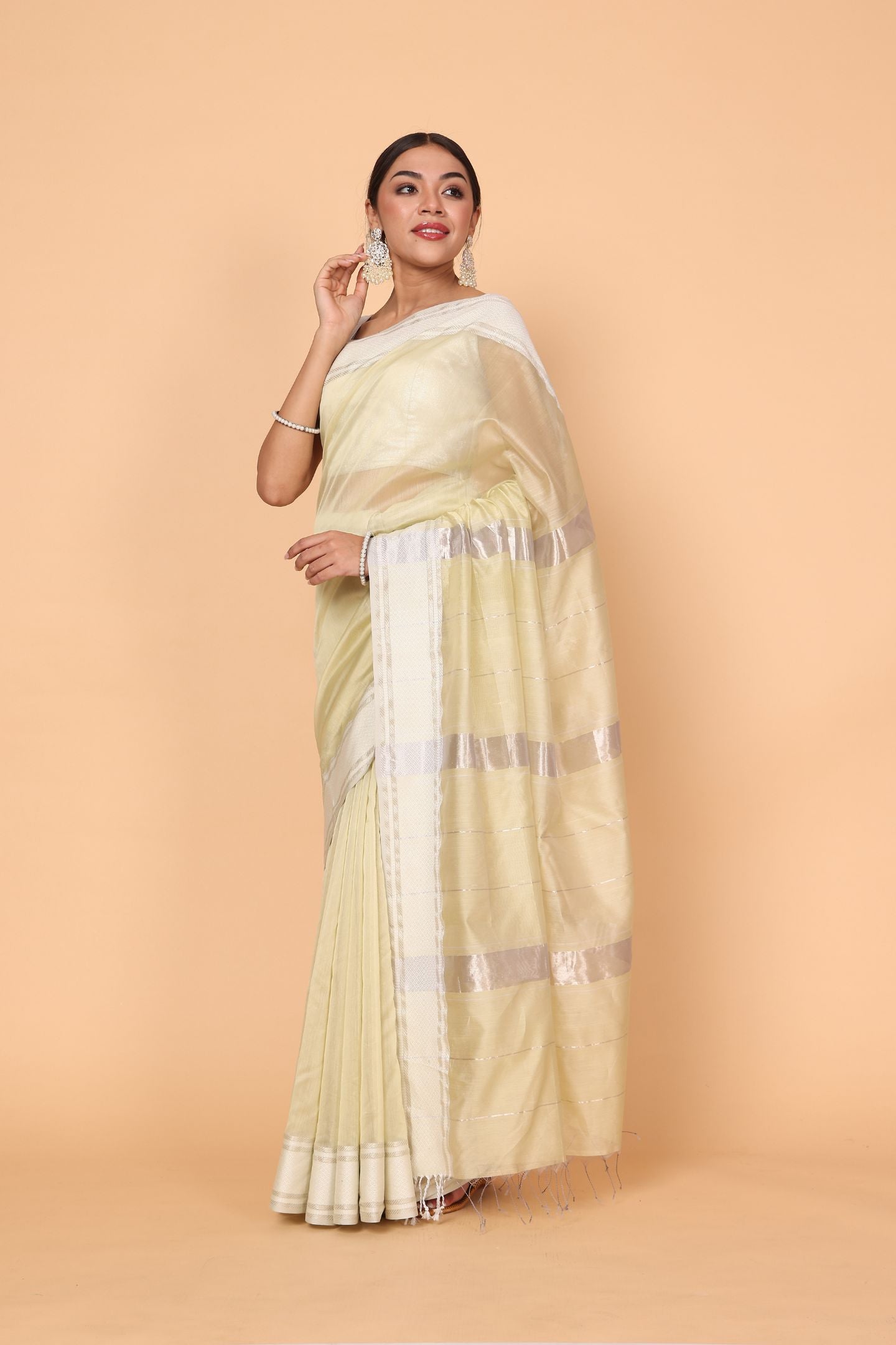 Plain Cotton and Silk Maheshwari Handloom Saree with Flower Motif Border