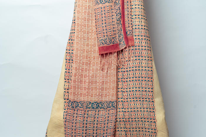 Eleganct Suit with Artistic Patterns on Kurta and Dupatta for Graceful Occasions