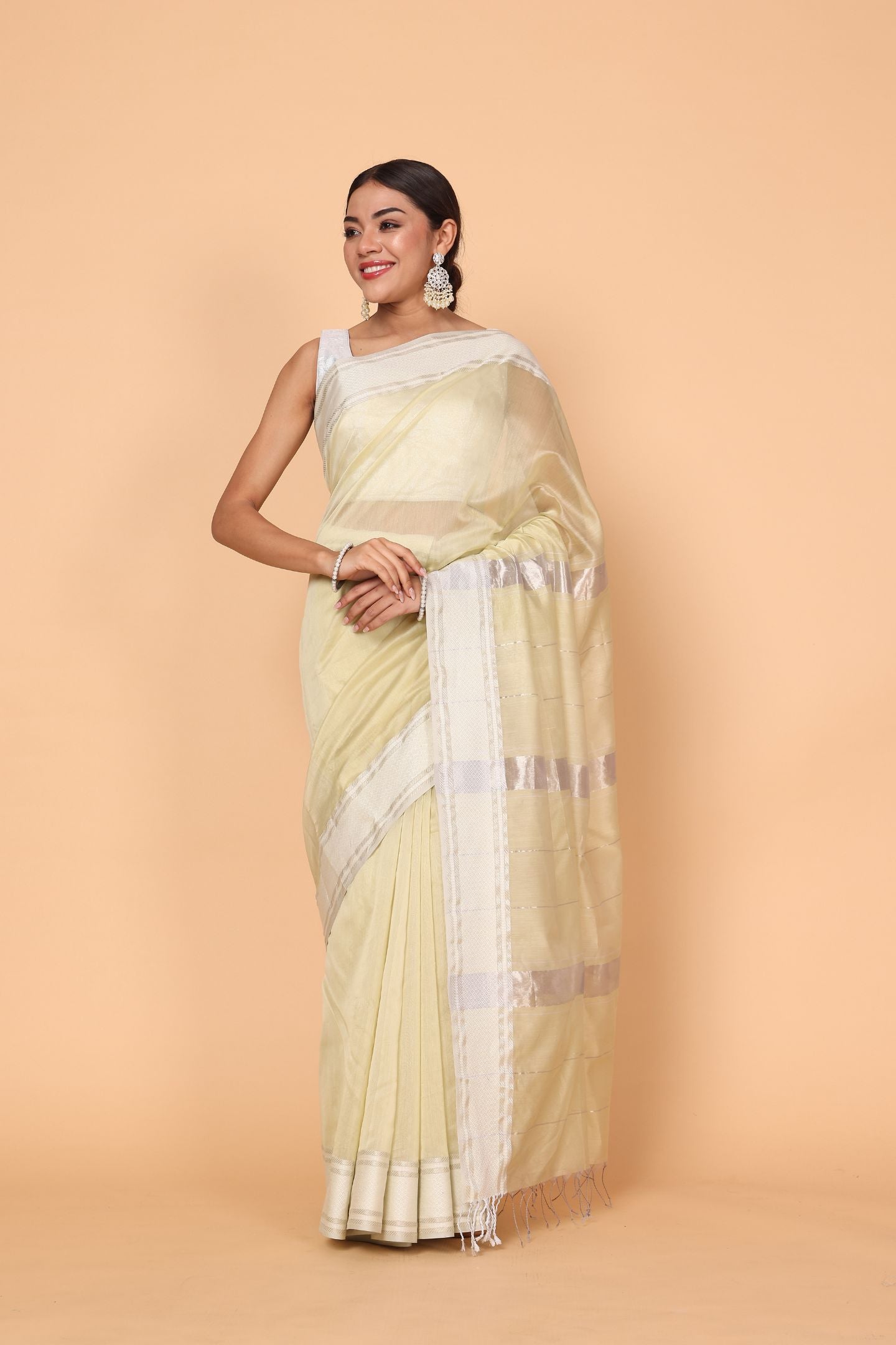 Plain Cotton and Silk Maheshwari Handloom Saree with Flower Motif Border