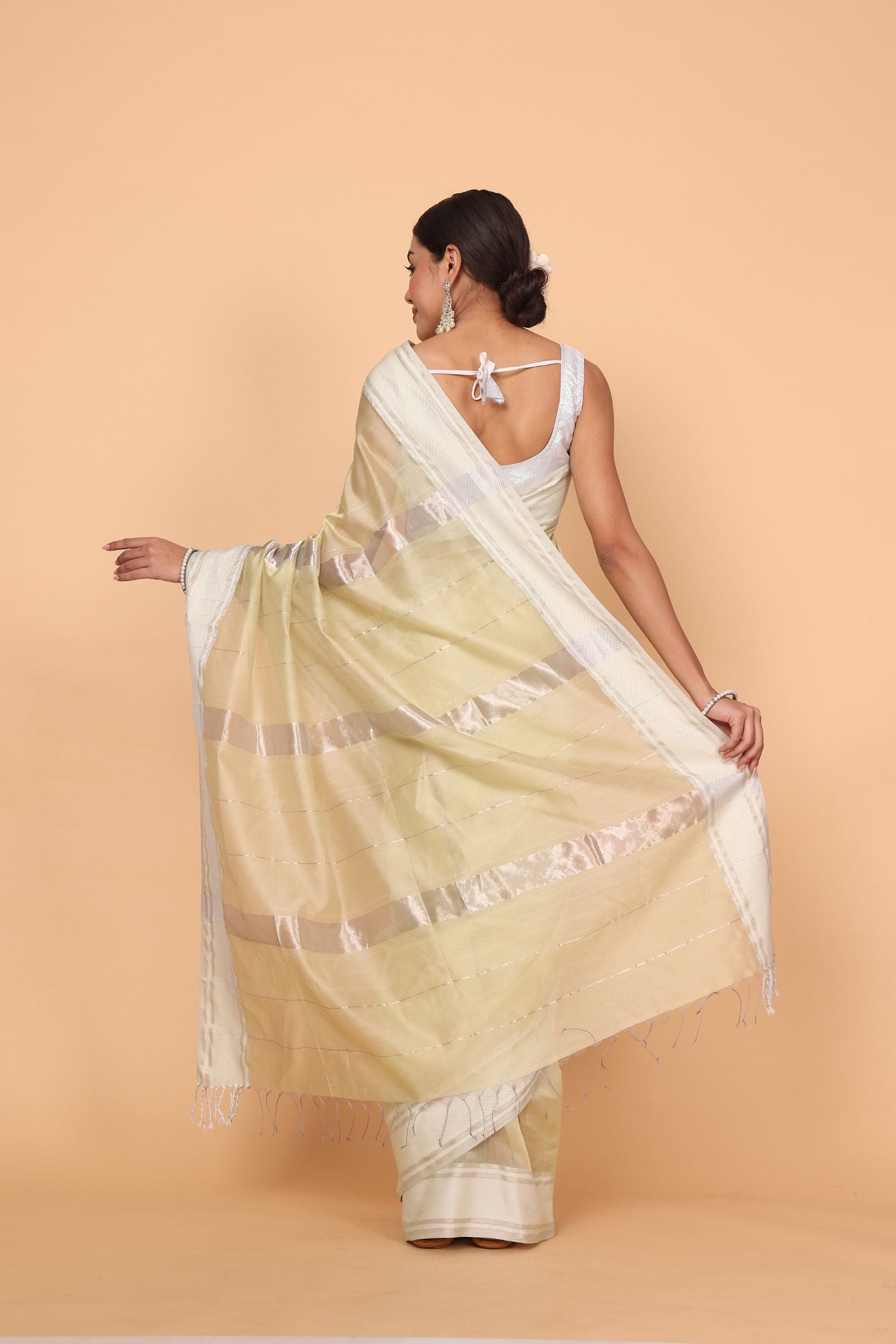 Plain Cotton and Silk Maheshwari Handloom Saree with Flower Motif Border